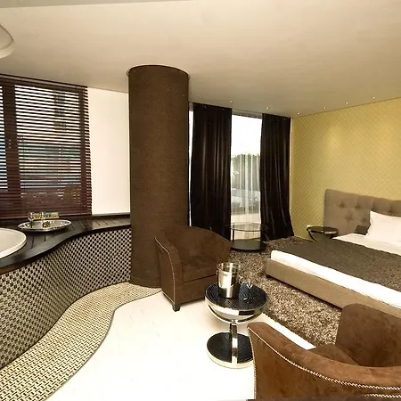 Luxury With Bath *